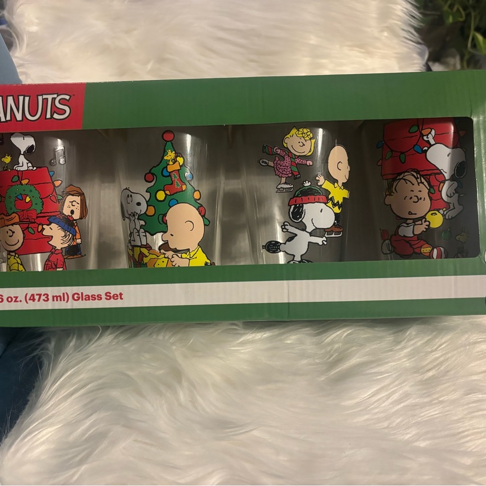 PEANUTS 4 PIECE SET.